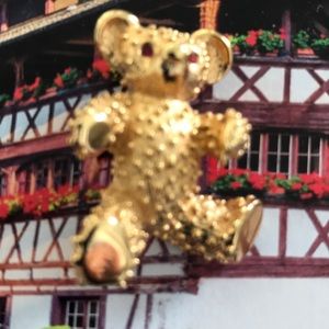 Gold teddy brooch